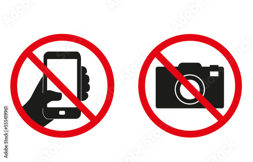 Fotografía y señal de prohibición de uso de teléfonos inteligentes sobre un fondo blanco liso y aislado. Vista de frente y de cerca