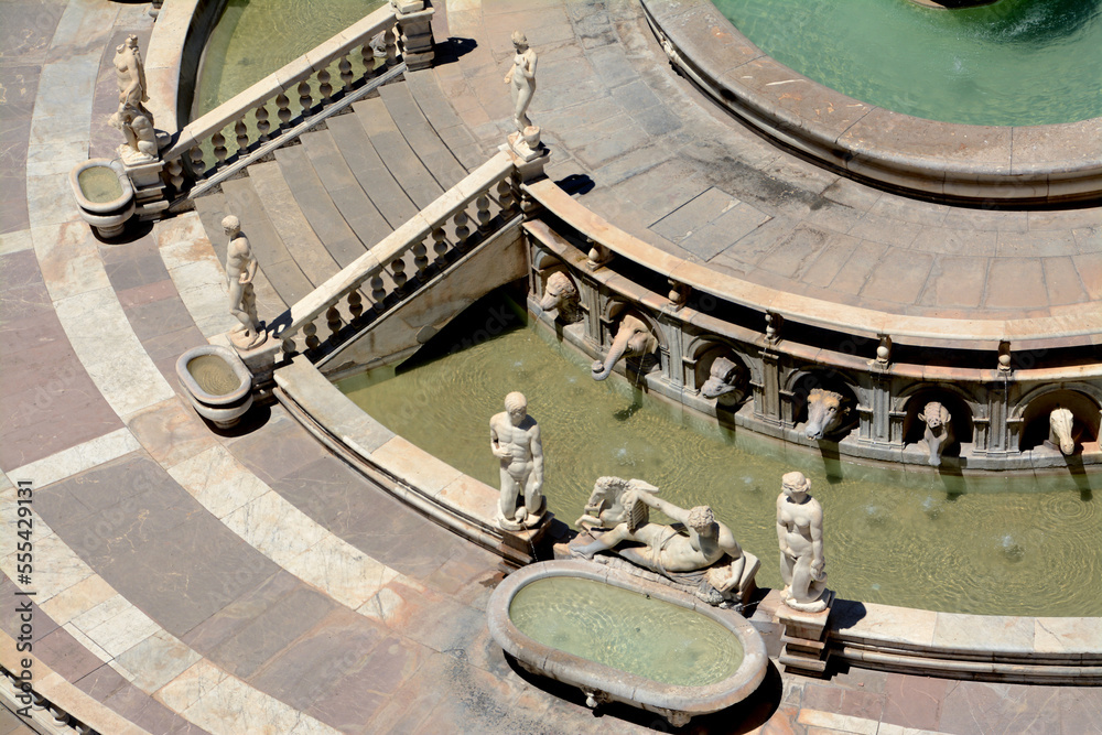 Piazza Pretoria, also known as Piazza della Vergogna, is in the Kalsa district near the Quattro Canti. In the center, the Pretoria fountain which was built in 1554.