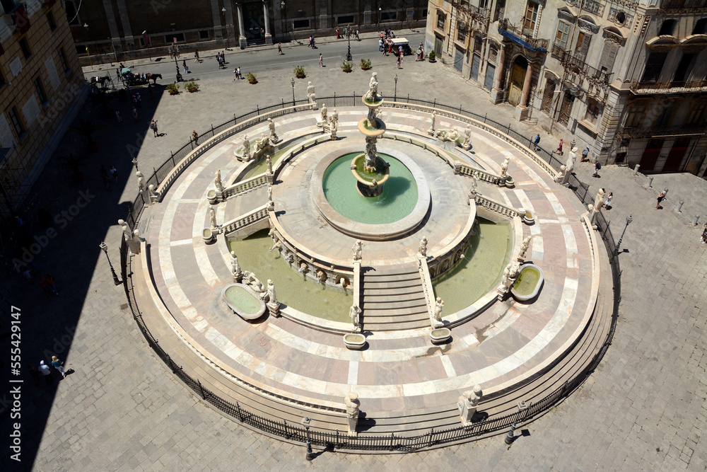 Piazza Pretoria, also known as Piazza della Vergogna, is in the Kalsa district near the Quattro Canti. In the center, the Pretoria fountain which was built in 1554.