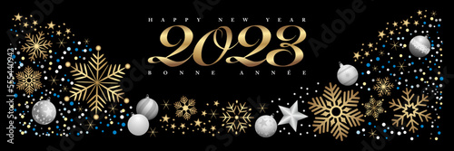2023-Bannière pour fêter la nouvelle année avec une image décorée de paillettes, boules de Noël et cristaux de glace sur un fond noir - texte français, anglais - traduction : bonne année.