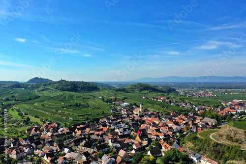 Luftaufnahme von Vogtsburg am Kaiserstuhl mit Blick auf die Stadt. Vogtsburg am Kaiserstuhl, Breisgau, Schwarzwald, Freiburg, Baden-Württemberg, Deutschland.