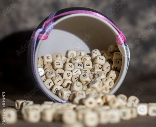 pot de céramique renversé avec des cubes de lettres perles photo