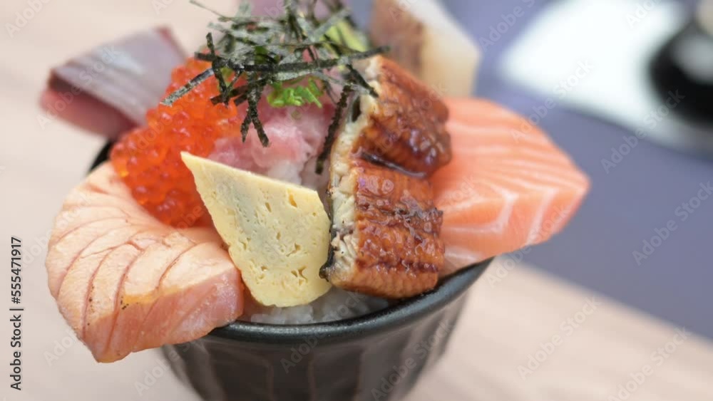 Vídeo do Stock Salmon sushi rice don with seafood topping with ikura