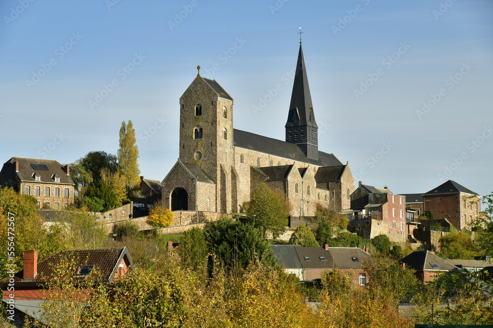 L'imposant collégiale ,la plus ancienne de Belgique dominant le village de Lobbes près de Thuin en Hainaut