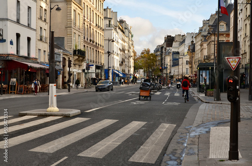 Route, piste cyclable et vélos dans le marais à Paris, France, seine