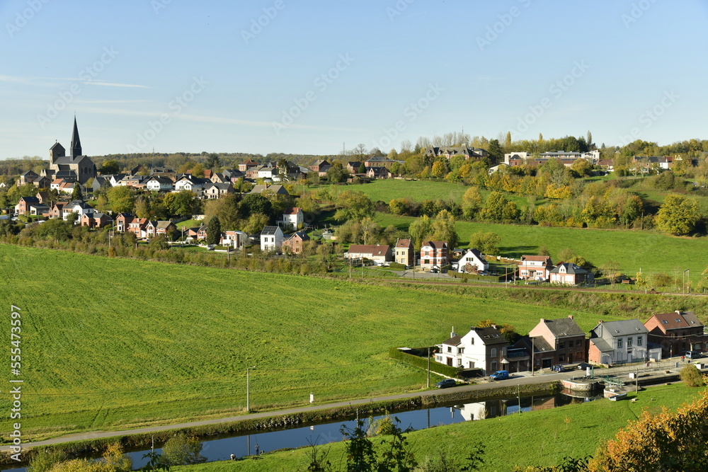 Obraz premium Vallée verdoyante de la Sambre et au fond la petite ville de Lobbes en Hainaut 