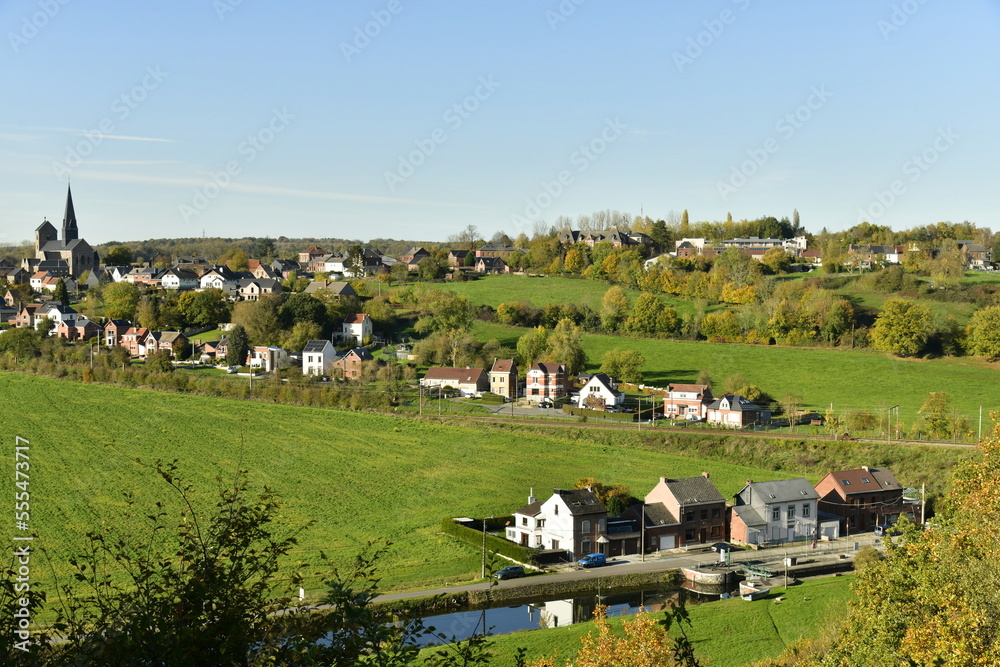 Obraz premium Vallée verdoyante de la Sambre et au fond la petite ville de Lobbes en Hainaut 