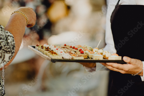 Plateau apéritif dans les mains du traiteur