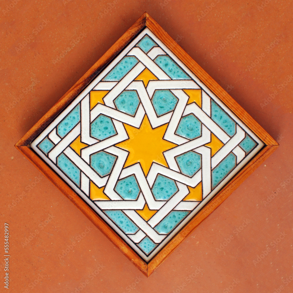 Foto de Azulejo de estilo árabe realizado en la técnica de la cuerda