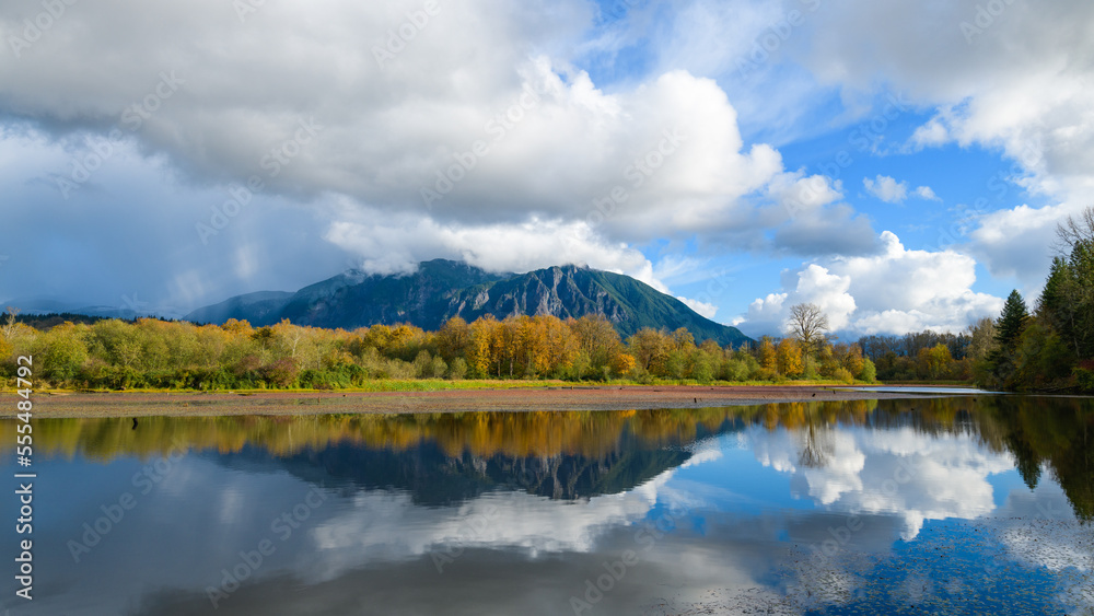 Fototapeta premium Borst Lake Mill Pond in Snoqualmie with reflection of Mount Si and fall color