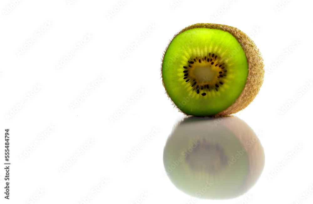 Leuchtende frische, grüne Kiwi auf weißem Hintergrund mit Spiegelung. Leuchtende frische, grüne Kiwi auf weißem Hintergrund mit Spiegelung.