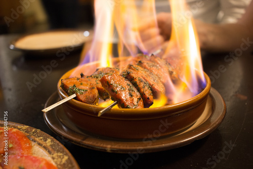Flambierte Chorizo in einer Tapas Bar auf Gran Canaria.