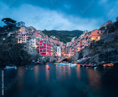 Riomaggiore an der Cinque Terre in Italie mit den bunten Häusern zur blauen Stunde.