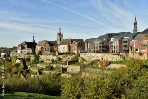 La ville haute historique perchée au dessus des jardins en terrasses à Thuin en province du Hainaut