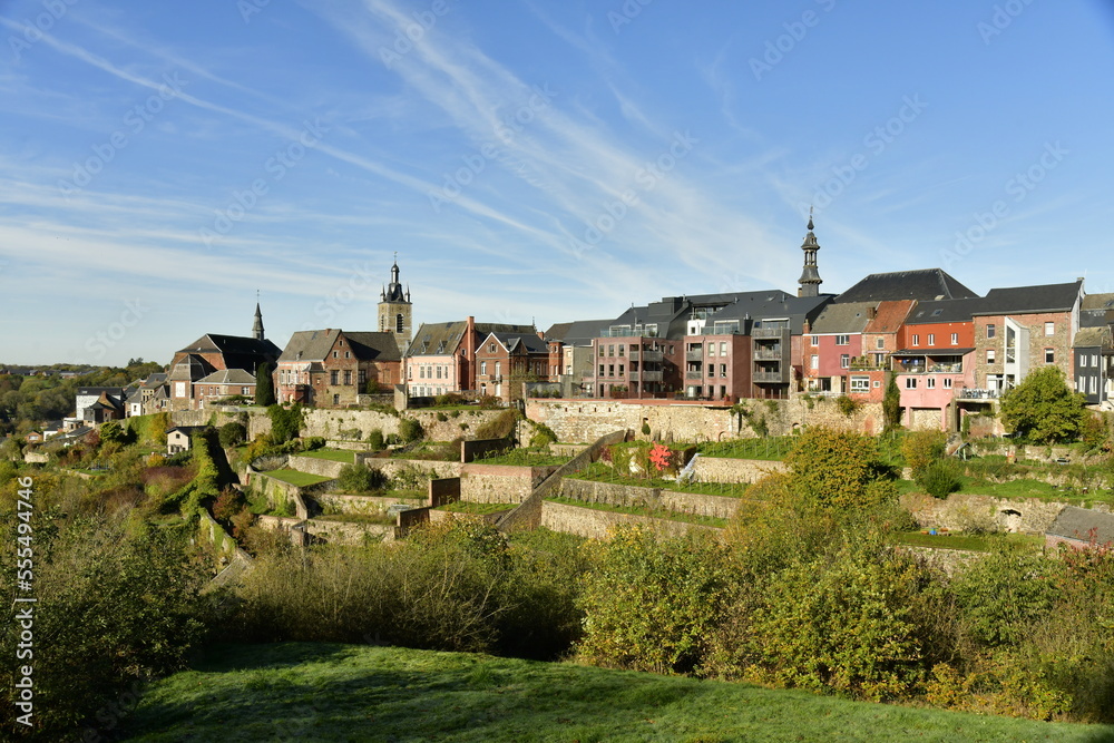 La ville haute historique perchée au dessus des jardins en terrasses à Thuin en province du Hainaut
