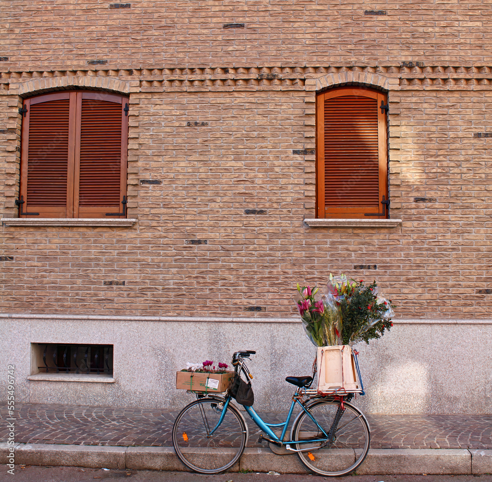 Bicicletta floreale in città