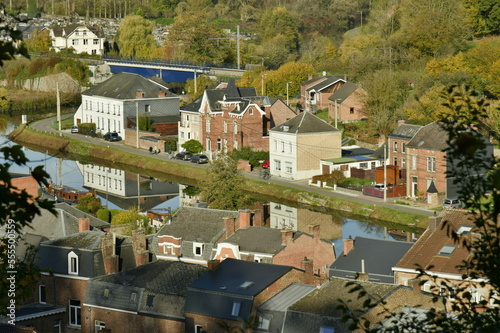 Maisons se reflétant dans la Sambre au fond de la vallée à Thuin en province du Hainaut 