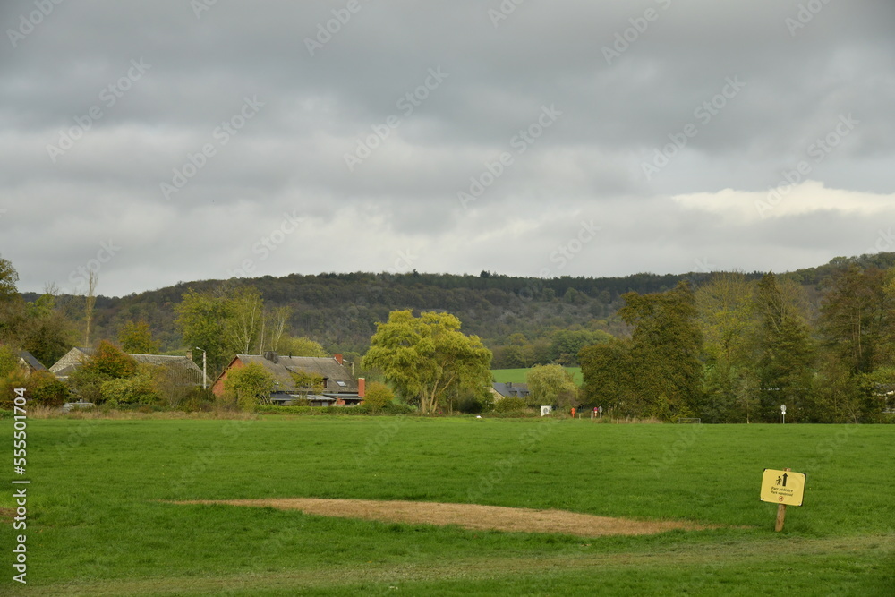 Pelouse sous un ciel sombre et gris dans la vallée de la Lesse à Han-Sur-Lesse en province de Namur Pelouse sous un ciel sombre et gris dans la vallée de la Lesse à Han-Sur-Lesse en province de Namur