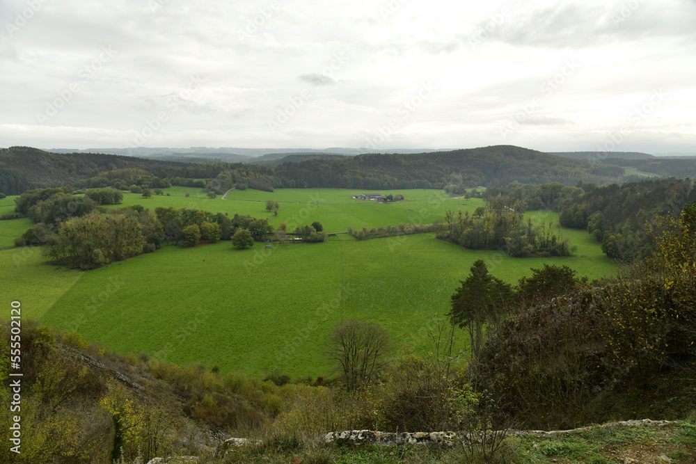 Vue de la vallée de la Lesse vers la réserve naturelle de Han-Sur-Lesse en province de Namur 