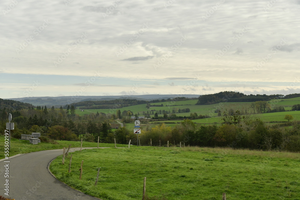 Paysage rural sous un ciel nuageux et sombre aux environs de Rochefort dans l'arrondissement de Dinant en province de Namur Paysage rural sous un ciel nuageux et sombre aux environs de Rochefort dans l'arrondissement de Dinant en province de Namur