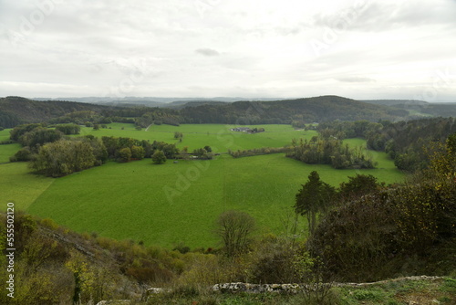 Vue de la vallée de la Lesse vers la réserve naturelle de Han-Sur-Lesse en province de Namur 