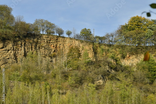 Pans rocheux verticaux émergeant de la végétation luxuriante et sauvage dominant la vallée de l'Amblève à Aywaille 