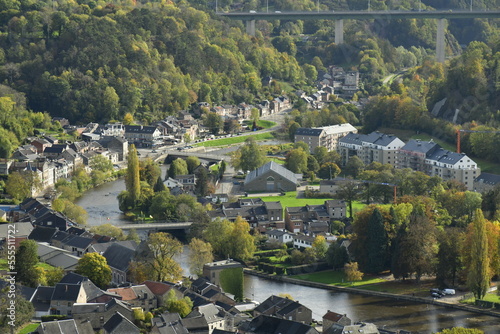 Le village de Remouchamps au fond de la vallée boisée de l'Amblève en province de Luxembourg  photo