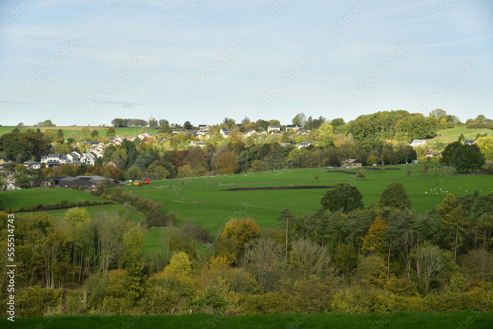 Vue panoramique sur les champs ,bois et villages sous l'ombre des nuages à Aywaille au sud de Liège 