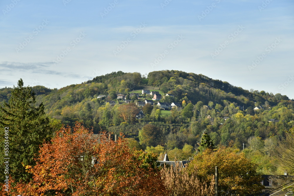 Colline boisée avec village aux environs d'Aywaille en province de Liège
