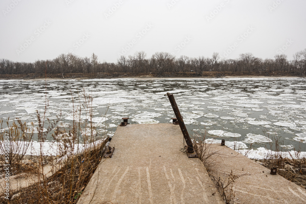 Fototapeta premium Concrete Platform to the Frozen Missouri River