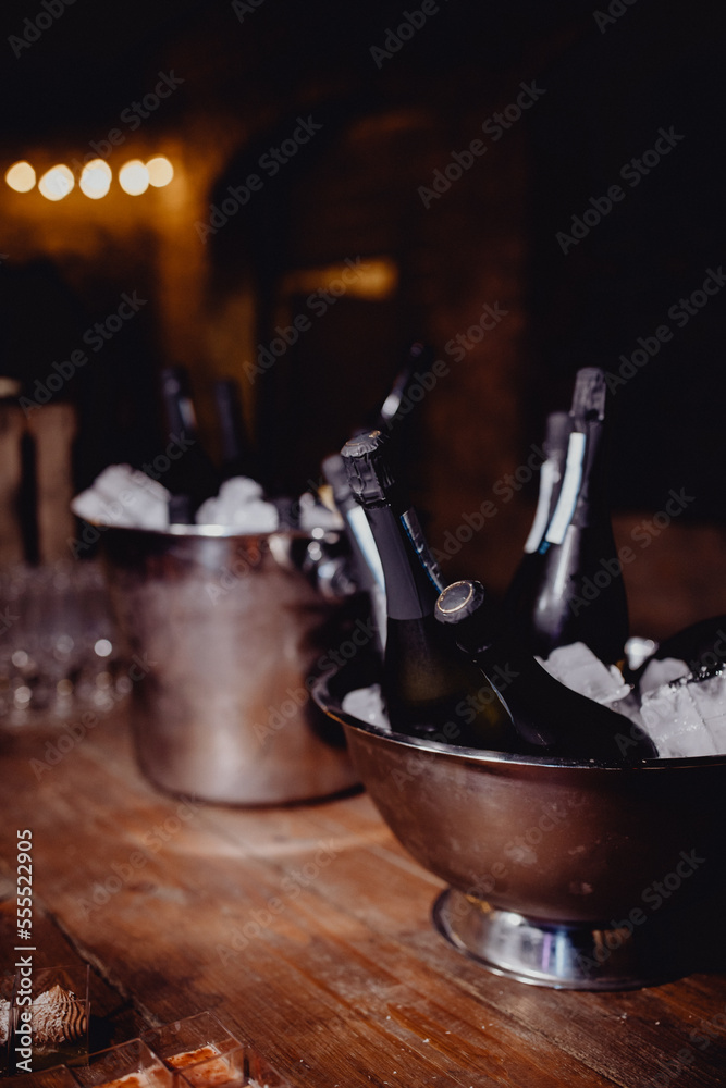 Bouteilles de champagne dans leur seau de glaçon