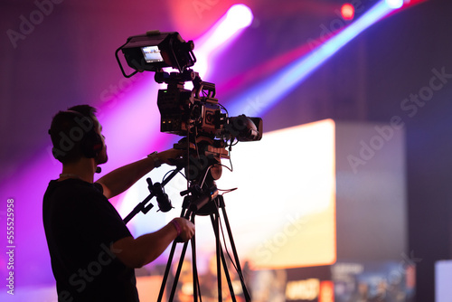 Quadro em tela The man behind the camera shooting the stage during the gaming festival
