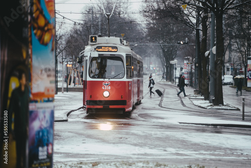 Wien, 15.12.2022: Straßenbahn Linie 1