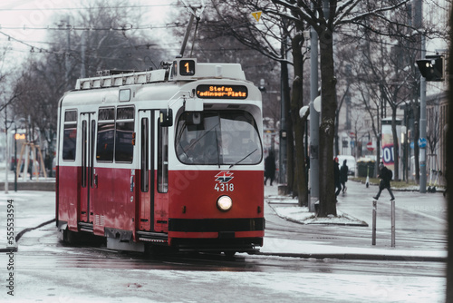 Wien, 15.12.2022: Straßenbahn Linie 1