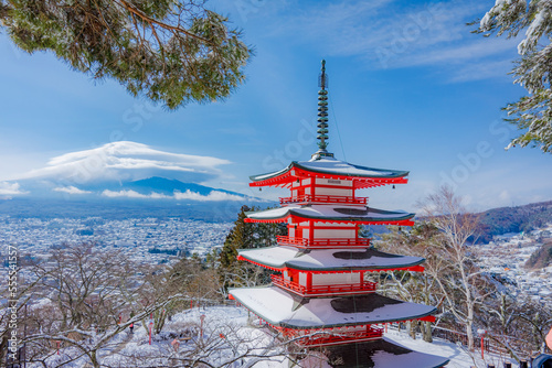 Photos The Chureito Pagoda with the background of Mount Fuji during winter with cloud h