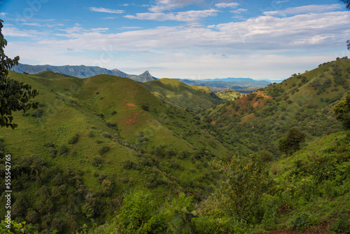Disfrutando de los Hermosos paisajes naturales de las montañas en la Sierra Madre del Sur, México