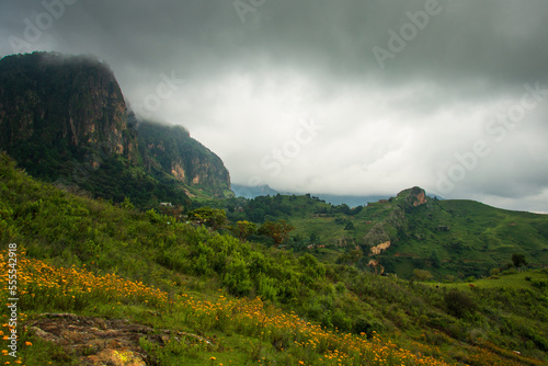 Disfrutando de los Hermosos paisajes naturales de las montañas en la Sierra Madre del Sur, México