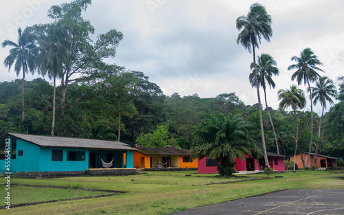 Cabañas coloridas en Isla paradisiaca Colombia