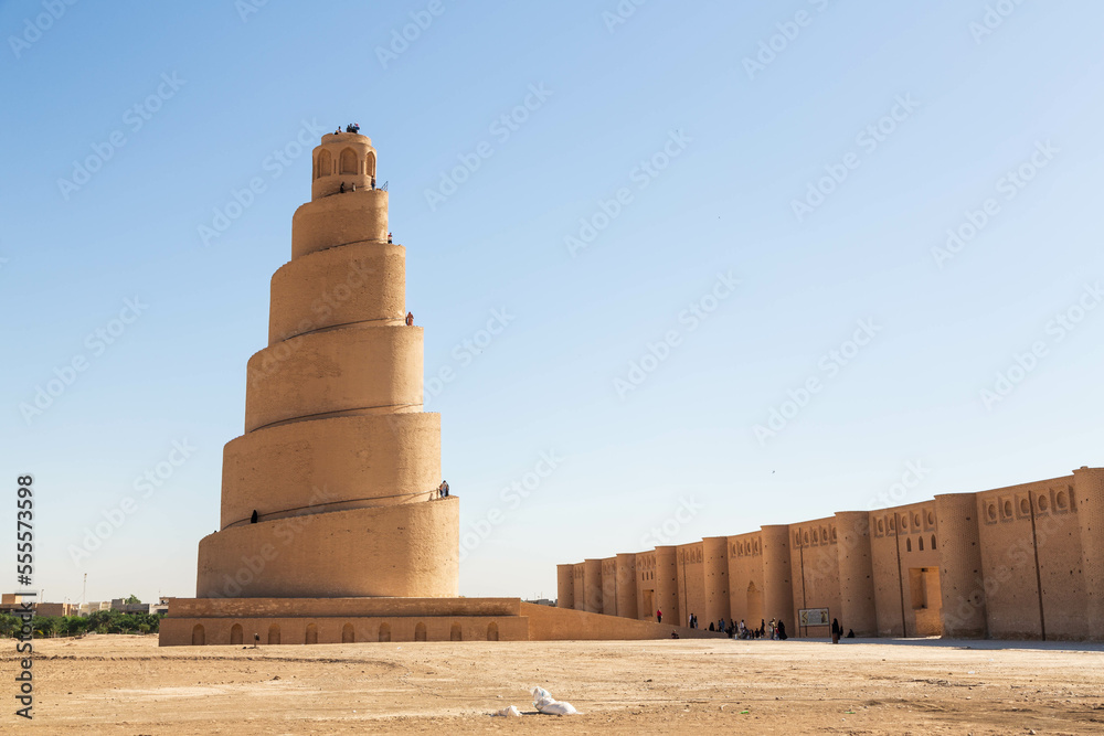 Samarra, Iraq - November 2022: Minaret Malwia and Great Mosque in Samarra and people walking to the top - obrazy, fototapety, plakaty 