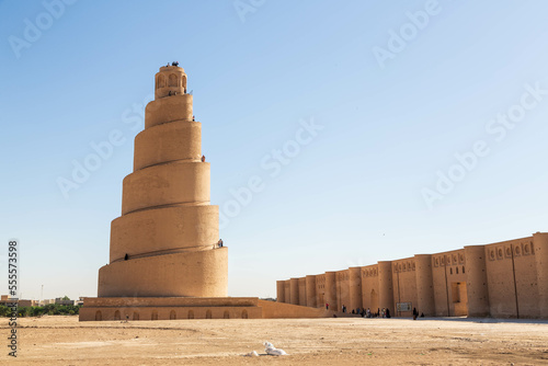 Fotografiet Samarra, Iraq - November 2022: Minaret Malwia and Great Mosque in Samarra and pe