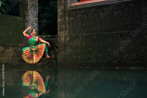 Fototapeta Naklejka Na Ścianę i Meble -  Beautiful Indian female dancer in the posture of Indian dance . Indian classical dance Bharatanatyam