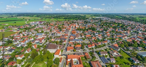 Die kleine Stadt Türkheim im schwäbischen Unterallgäu aus der Luft 