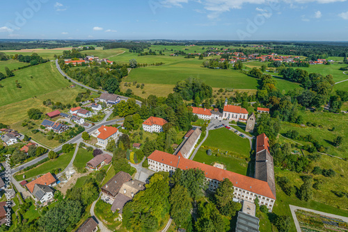 Die Klosteranlage von Wessobrunn im Luftbild