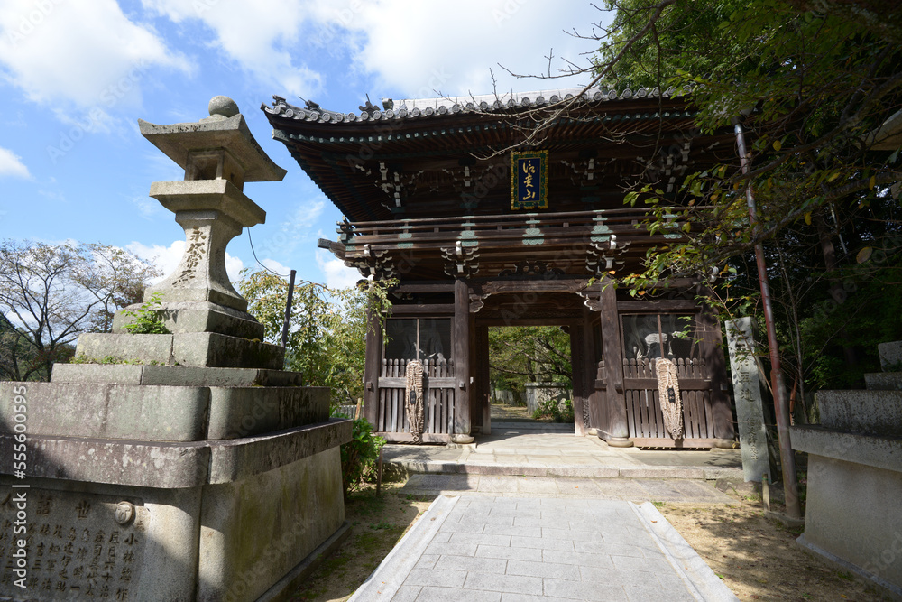 Obraz premium 朝護孫子寺 仁王門 奈良県生駒郡信貴山