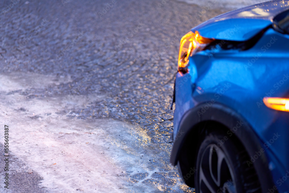 Obraz premium Ice slick roads (Glatteis, Blitzeis) cause sheet metal damage to vehicles and place a heavy burden on insurance companies.
