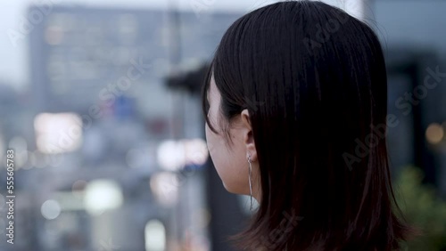 落ち着いた表情をした若い女性