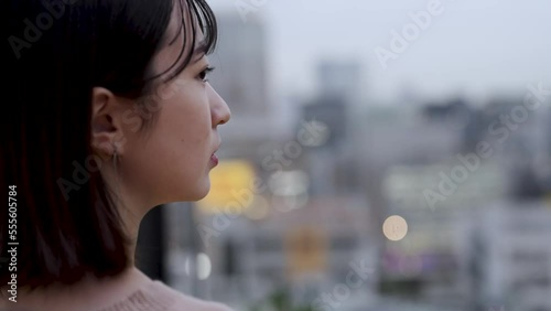 落ち着いた表情をした若い女性
