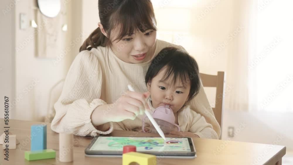タブレットPCを使って遊ぶ親子 タブレットPCを使って遊ぶ親子
