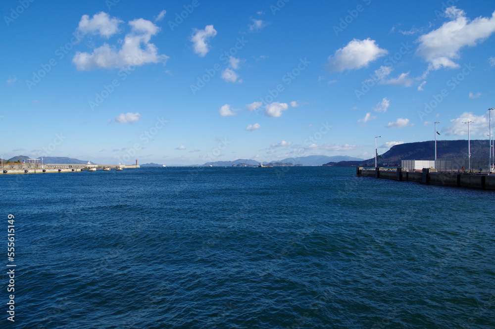 高松港から眺める瀬戸内海の島々
