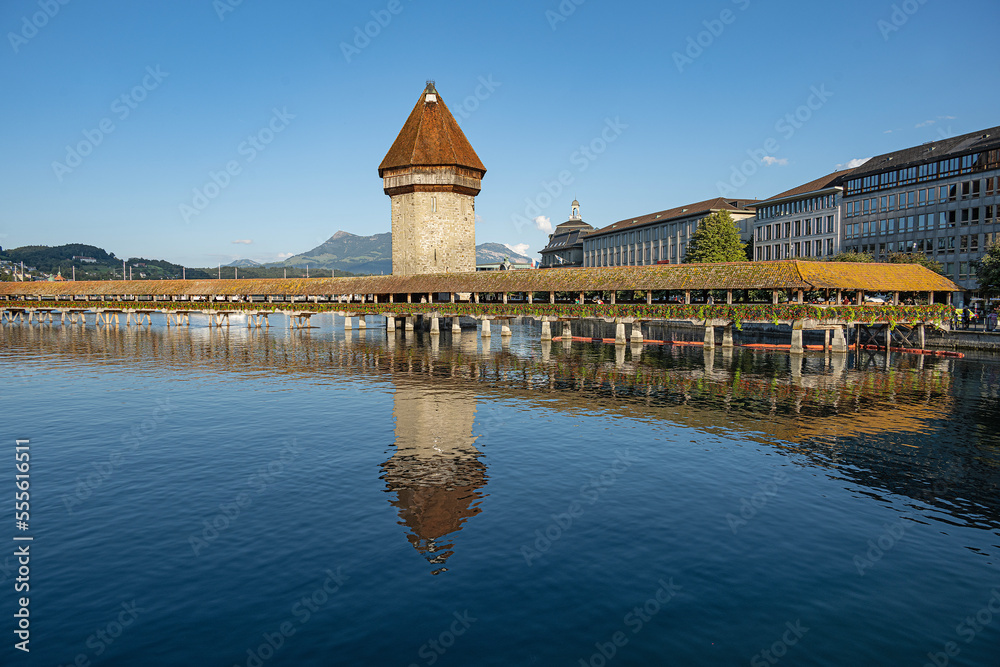 Kapellbrücke mit Wasserturmin Luzern, Schweiz
